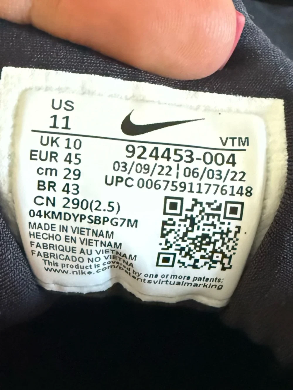 Nike Men’s Triple Black VaporMax-Style Cushioned Sneakers - Picture 4 of 9
